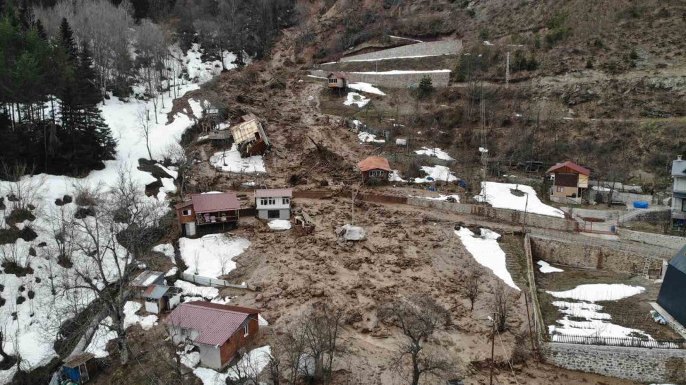 Artvin’de Heyelanda Bir Ev Takla Atarak Devrildi, O Anlar Cep Telefonu Kamerasına Yansıdı