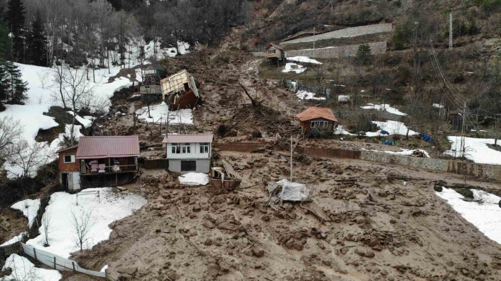 Artvin’de Heyelanda Bir Ev Takla Atarak Devrildi, O Anlar Cep Telefonu Kamerasına Yansıdı