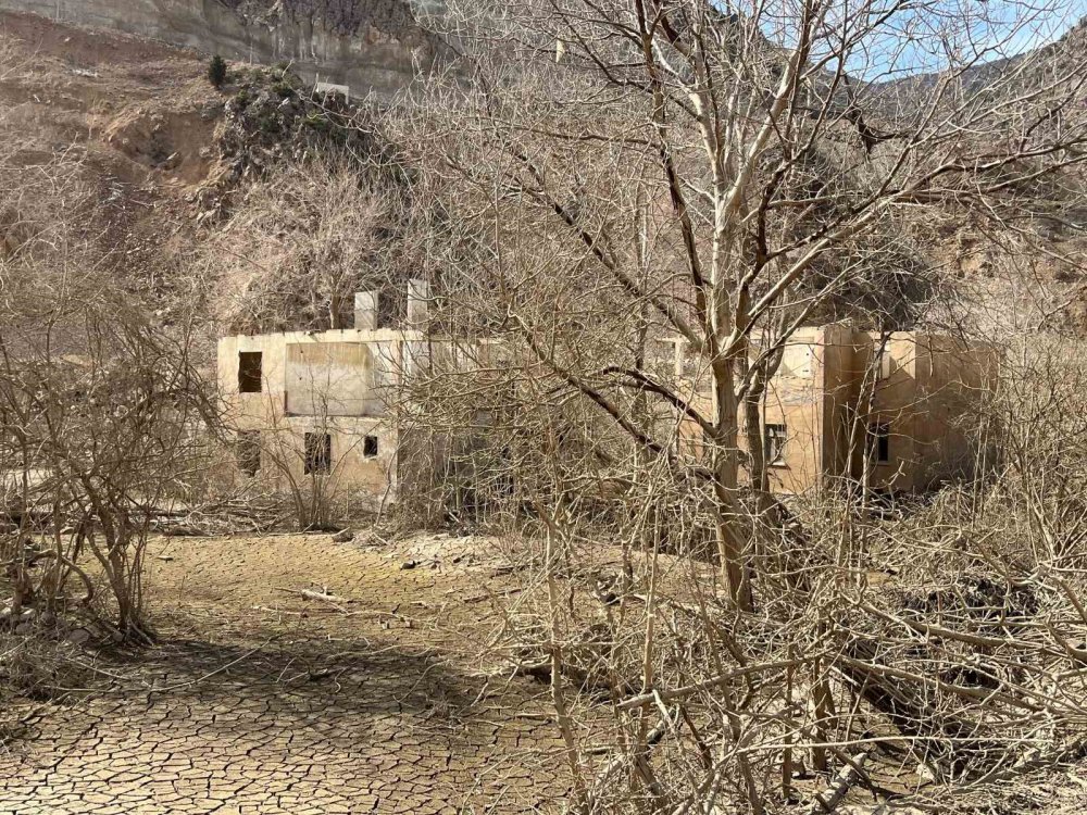 Artvin’deki Yusufeli Barajı’nın Suları Çekildi, Asırlık Köy Ortaya Çıktı