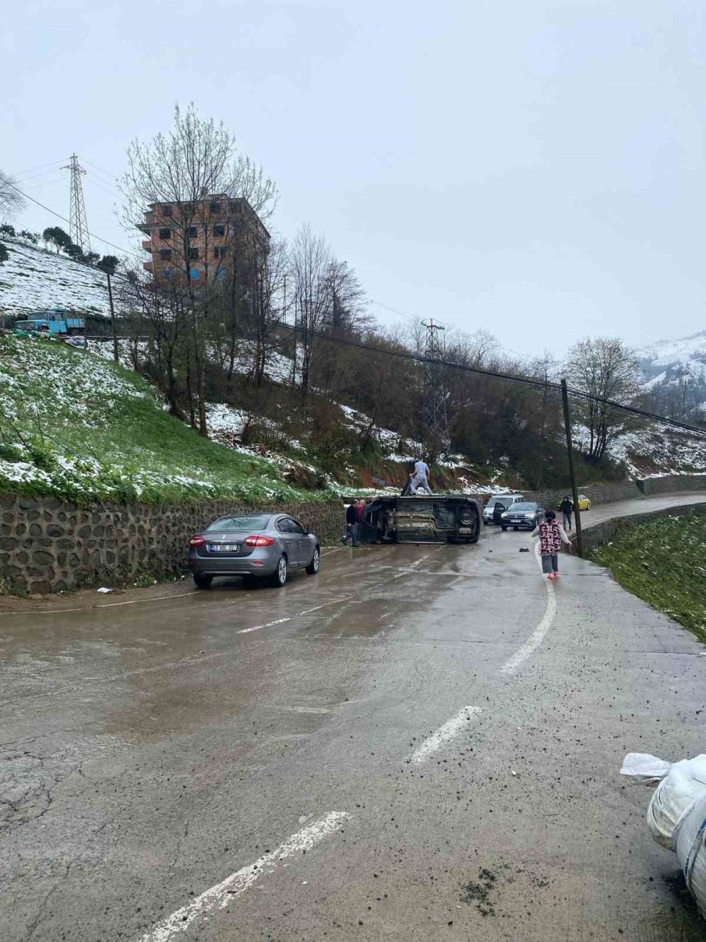 Rize’de Takla Atan Otomobilde Yaralanan Sürücü Hastaneye Kaldırıldı