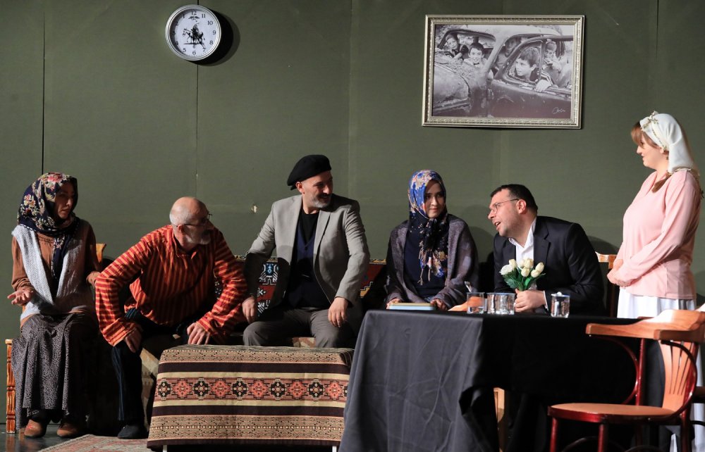 Şehir Tiyatrosu’nun Yeni Oyunu ‘3 Kuşak Erzurum’ Yoğun İlgi Gördü