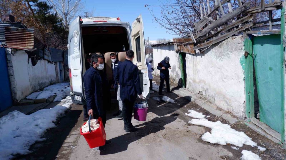 Erzurum Büyükşehir Belediyeden Yaşlılara Bayram Ev Temizliği