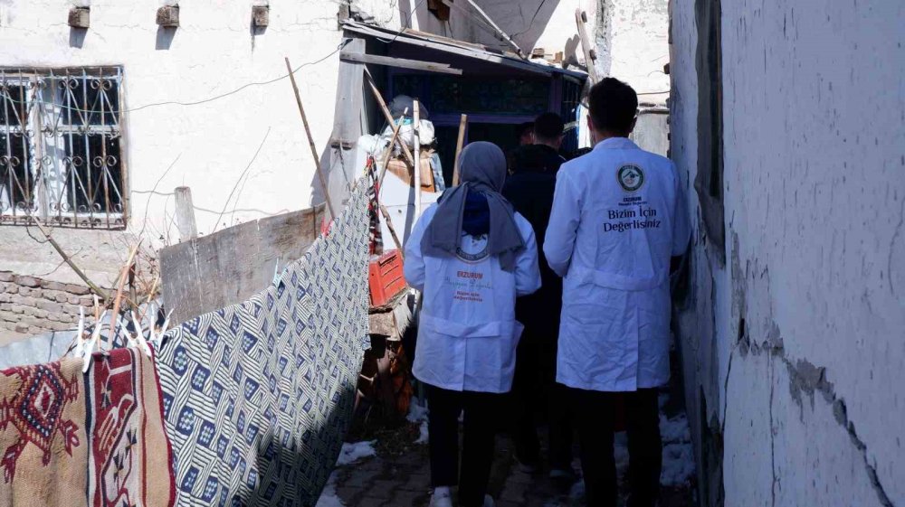 Erzurum Büyükşehir Belediyeden Yaşlılara Bayram Ev Temizliği