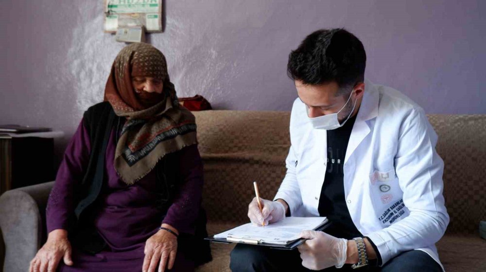 Erzurum Büyükşehir Belediyeden Yaşlılara Bayram Ev Temizliği