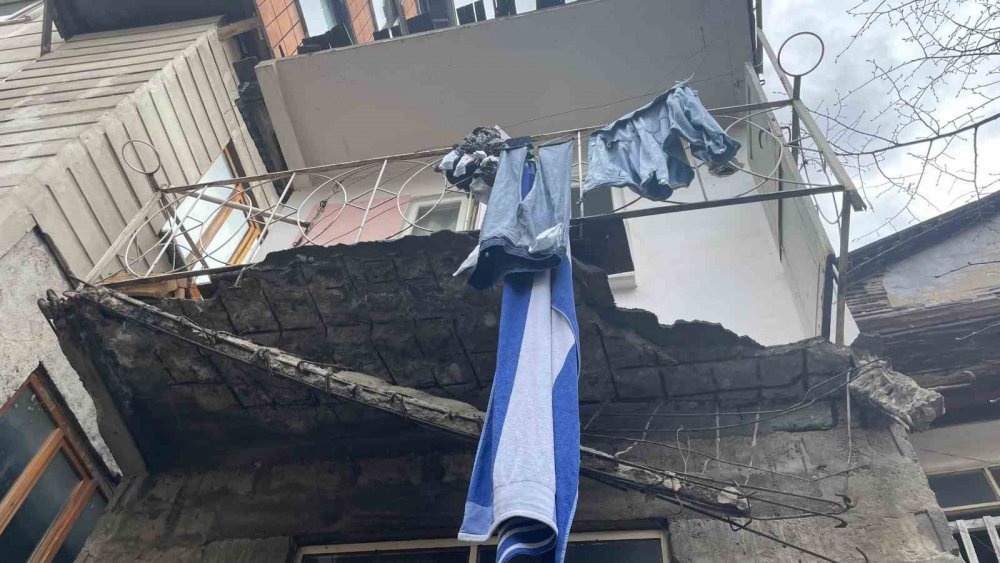 Artvin’de Çamaşır Asmaya Çıktığı Balkon Çökünce Yaralandı