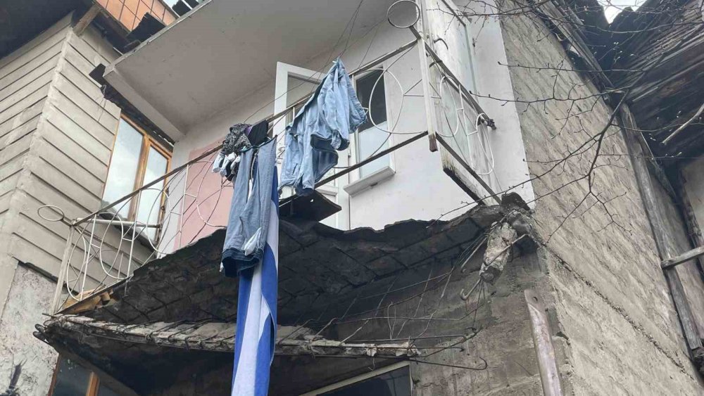 Artvin’de Çamaşır Asmaya Çıktığı Balkon Çökünce Yaralandı