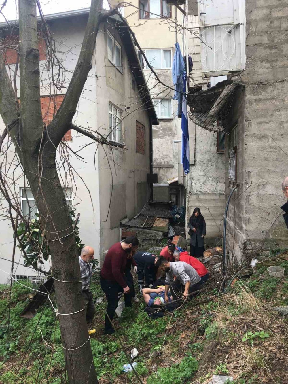 Artvin’de Çamaşır Asmaya Çıktığı Balkon Çökünce Yaralandı