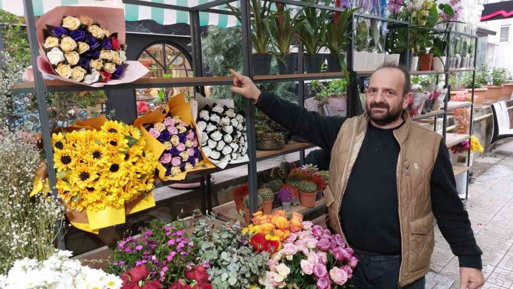 Çiçekçiden 5 Bin Liralık Çiçek Çalan Hırsız Güvenlik Kamerasına Yakalandı