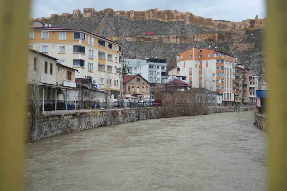 Türkiye’nin En Hızlı Akan Çoruh Nehri’nin Su Seviyesi Karların Erimesiyle 2 Katına Çıktı