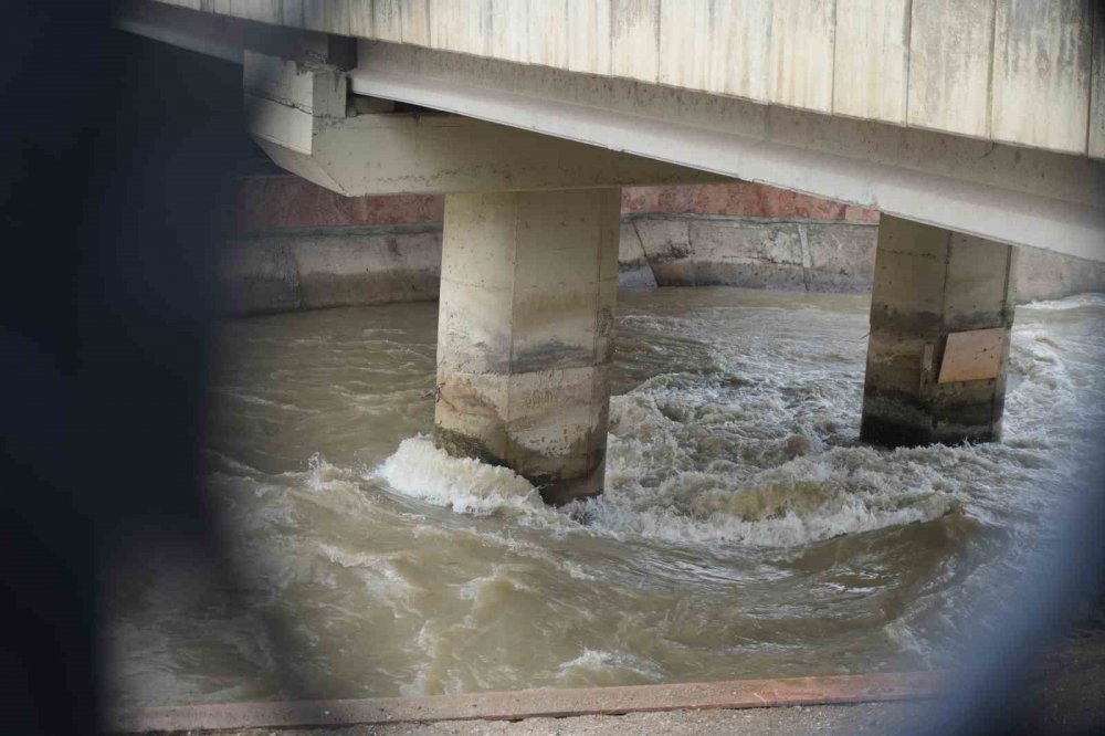 Türkiye’nin En Hızlı Akan Çoruh Nehri’nin Su Seviyesi Karların Erimesiyle 2 Katına Çıktı