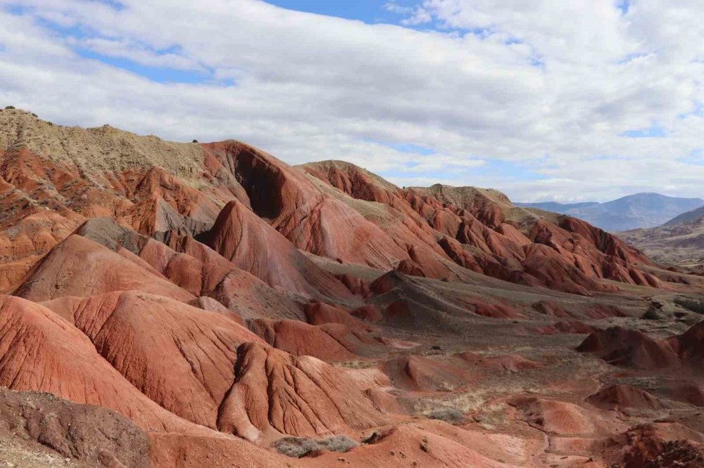 Gökkuşağı Tepeleri Doğa Tutkunlarını Bekliyor