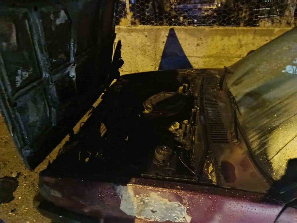 Park Halindeyken Alevlere Teslim Olan Tofaş-fiat Marka Otomobilde Maddi Hasar Meydana Geldi