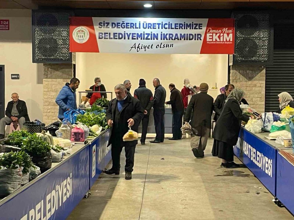 Akçaabat’ta Pazarcı Esnafına Sıcak Çorba İkramı