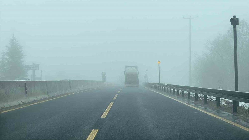 Bolu Dağı’nda Yoğun Sis Sebebiyle Görüş Mesafesi 20 Metreye Düştü