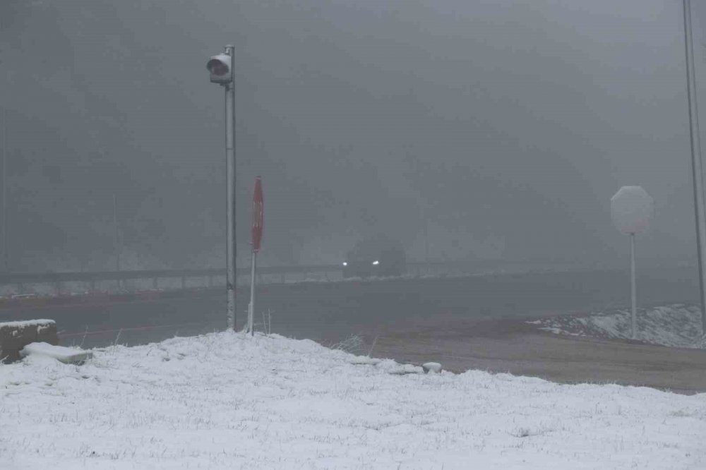 Bolu Dağı’nda Yoğun Sis Sebebiyle Görüş Mesafesi 20 Metreye Düştü