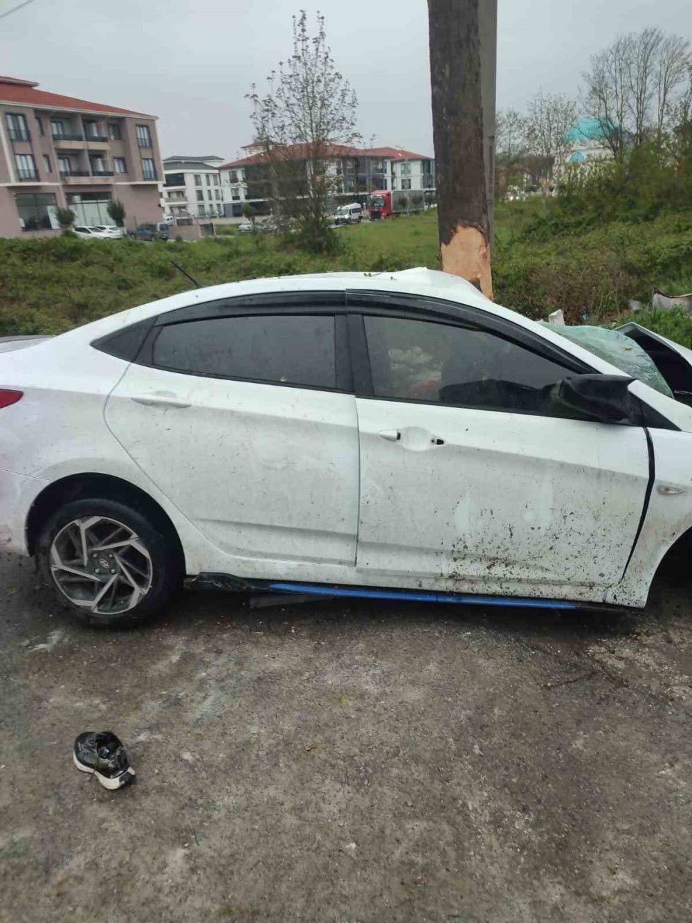 Adapazarı’nda Ağaca Çarpıp Hurdaya Dönen Otomobildeki 2 Kişi Yaralandı