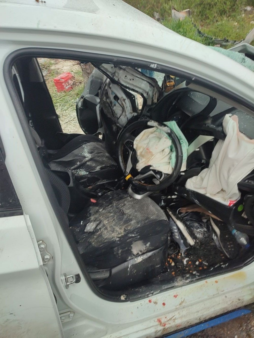 Adapazarı’nda Ağaca Çarpıp Hurdaya Dönen Otomobildeki 2 Kişi Yaralandı