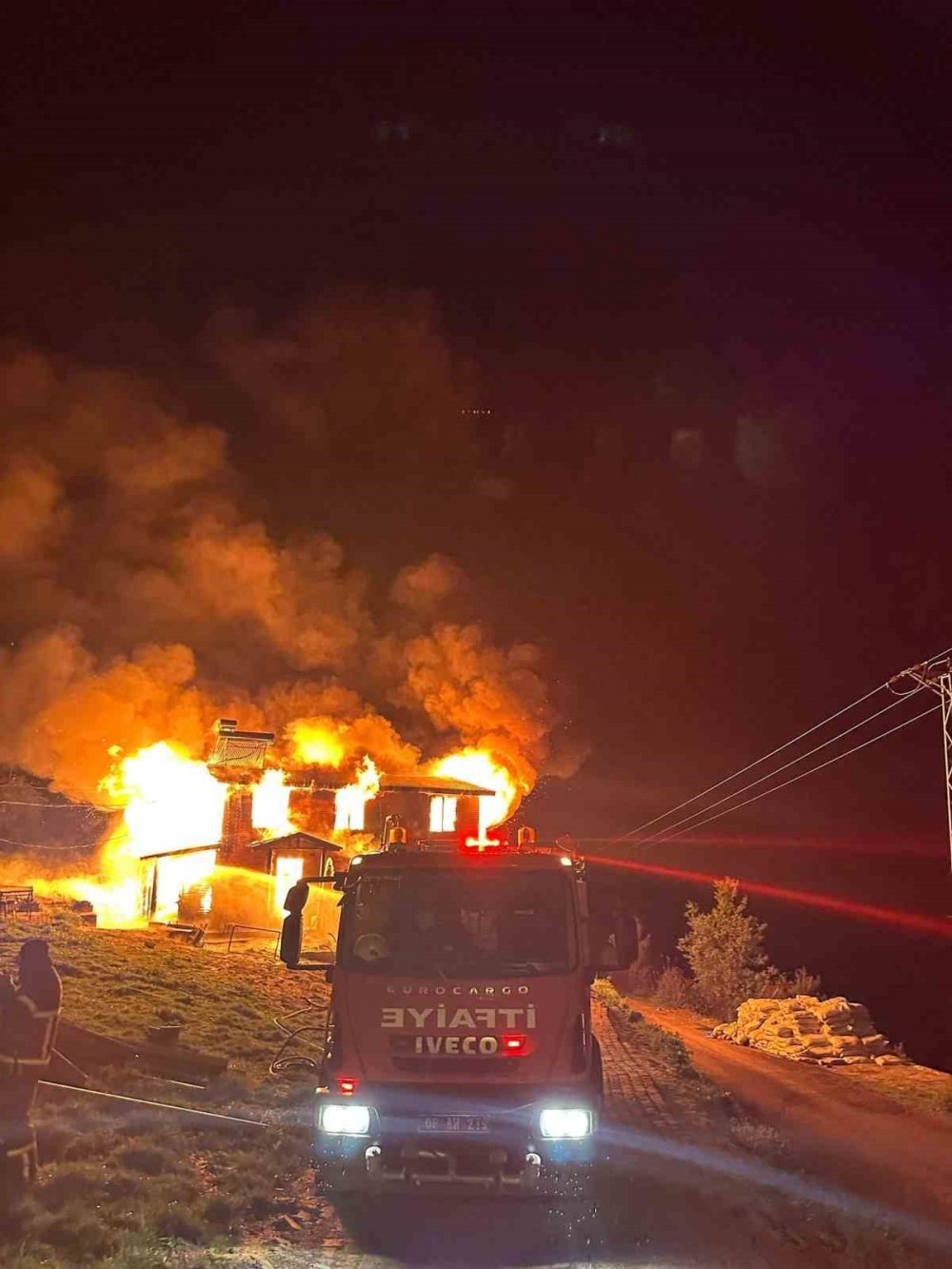 Artvin’de Çıkan Yangından Ahşap Ev Kullanılamaz Hale Geldi