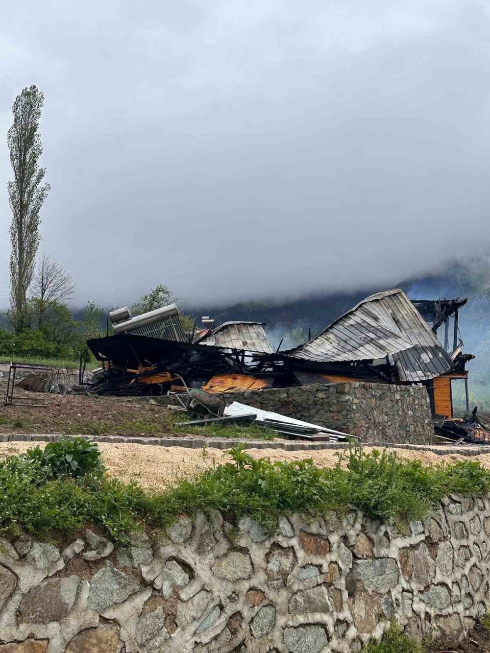 Artvin’de Çıkan Yangından Ahşap Ev Kullanılamaz Hale Geldi
