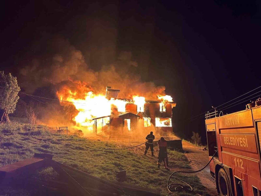 Artvin’de Çıkan Yangından Ahşap Ev Kullanılamaz Hale Geldi
