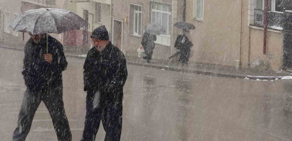 Beklenen Nisan Karı Geldi: Bayburt’a Lapa Lapa Kar Yağdı