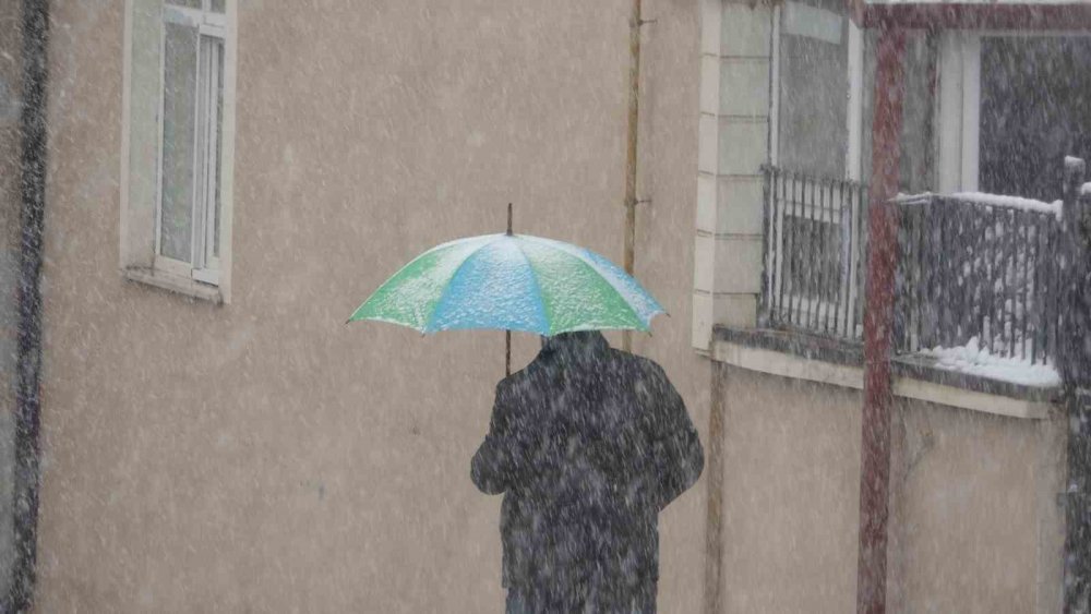 Beklenen Nisan Karı Geldi: Bayburt’a Lapa Lapa Kar Yağdı