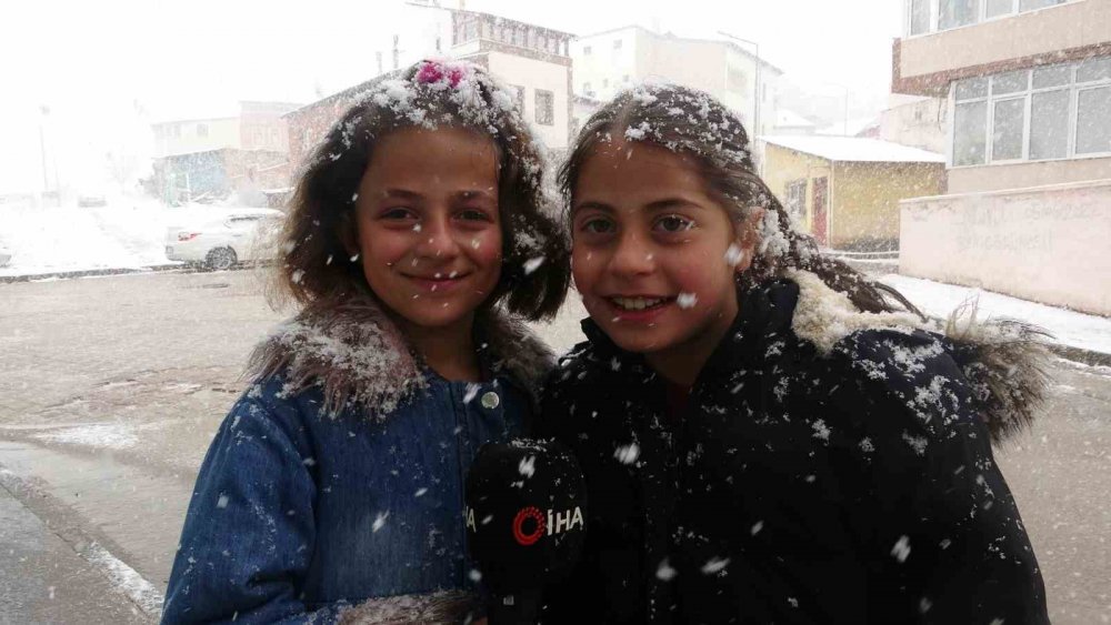 Beklenen Nisan Karı Geldi: Bayburt’a Lapa Lapa Kar Yağdı