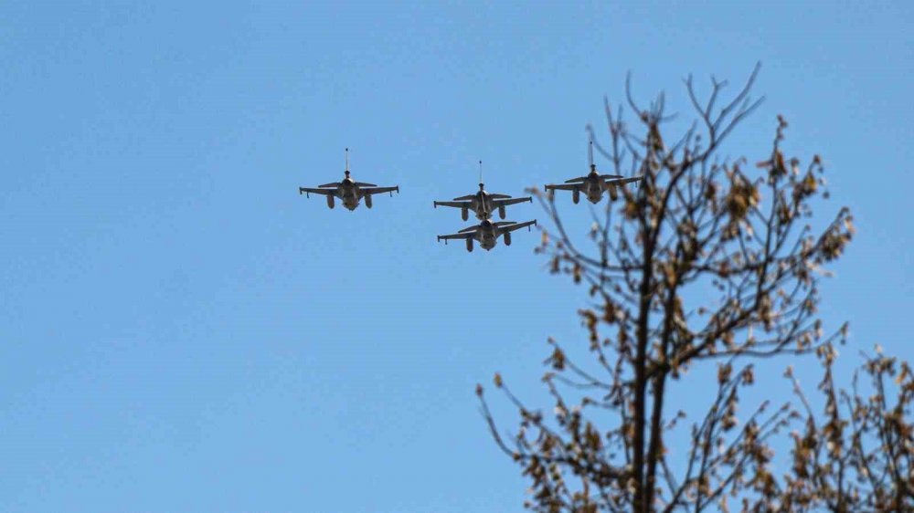 Bolu Semalarında F-16 Uçakları Saygı Uçuşu Gerçekleştirdi