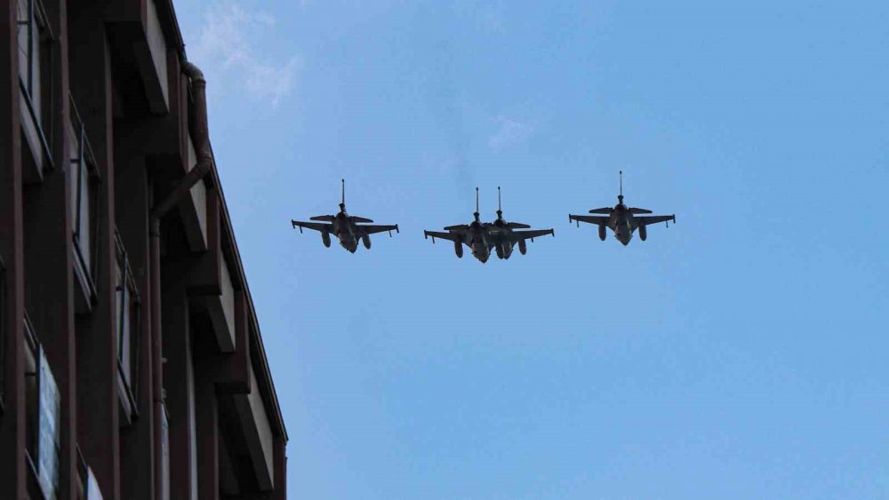 Bolu Semalarında F-16 Uçakları Saygı Uçuşu Gerçekleştirdi