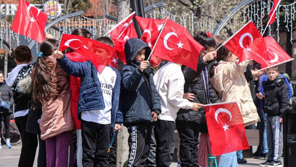 Bolu Semalarında F-16 Uçakları Saygı Uçuşu Gerçekleştirdi