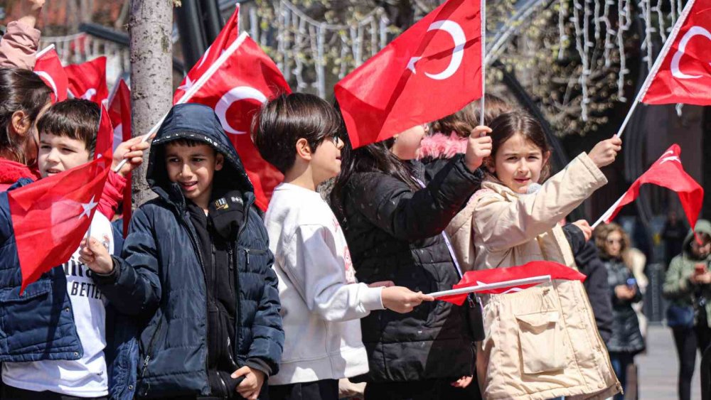 Bolu Semalarında F-16 Uçakları Saygı Uçuşu Gerçekleştirdi