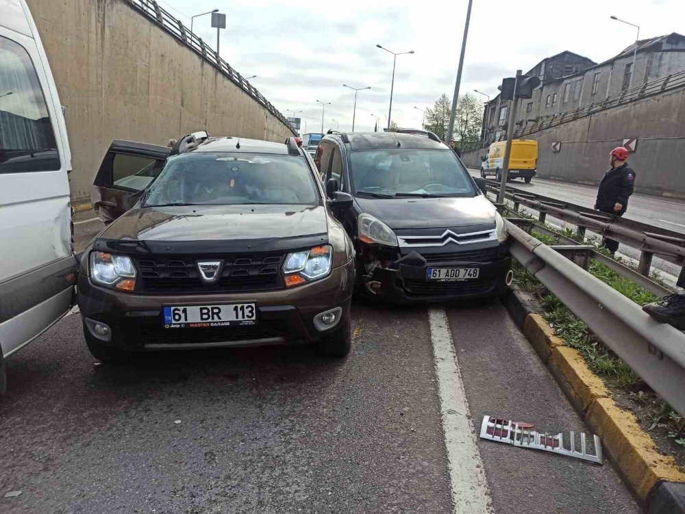 Trabzon'da Zincirleme Trafik Kazası: 25 Araç Birbirine Girdi, 12 Kişi Yaralandı