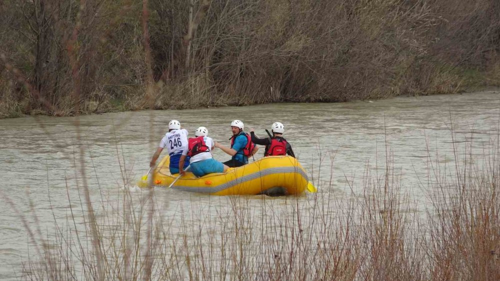 Yağmur Altında Rafting Heyecanı: 2 Kilometre Uzunluğundaki Parkurda Kürek Çekildi