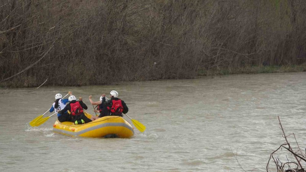 Yağmur Altında Rafting Heyecanı: 2 Kilometre Uzunluğundaki Parkurda Kürek Çekildi