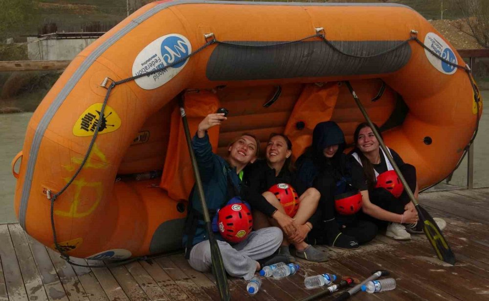 Yağmur Altında Rafting Heyecanı: 2 Kilometre Uzunluğundaki Parkurda Kürek Çekildi