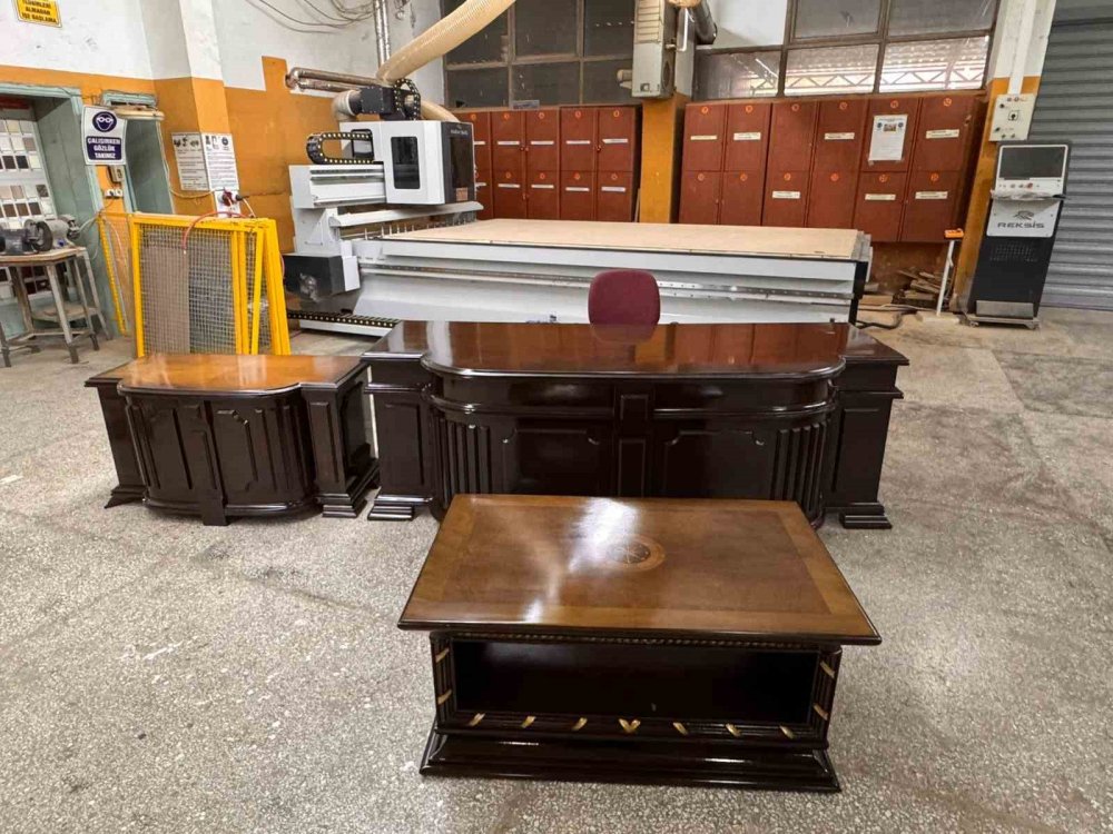 Süper Vali Yazıcıoğlu’nun Makam Masası, Öğrenciler Tarafından Restore Edildi