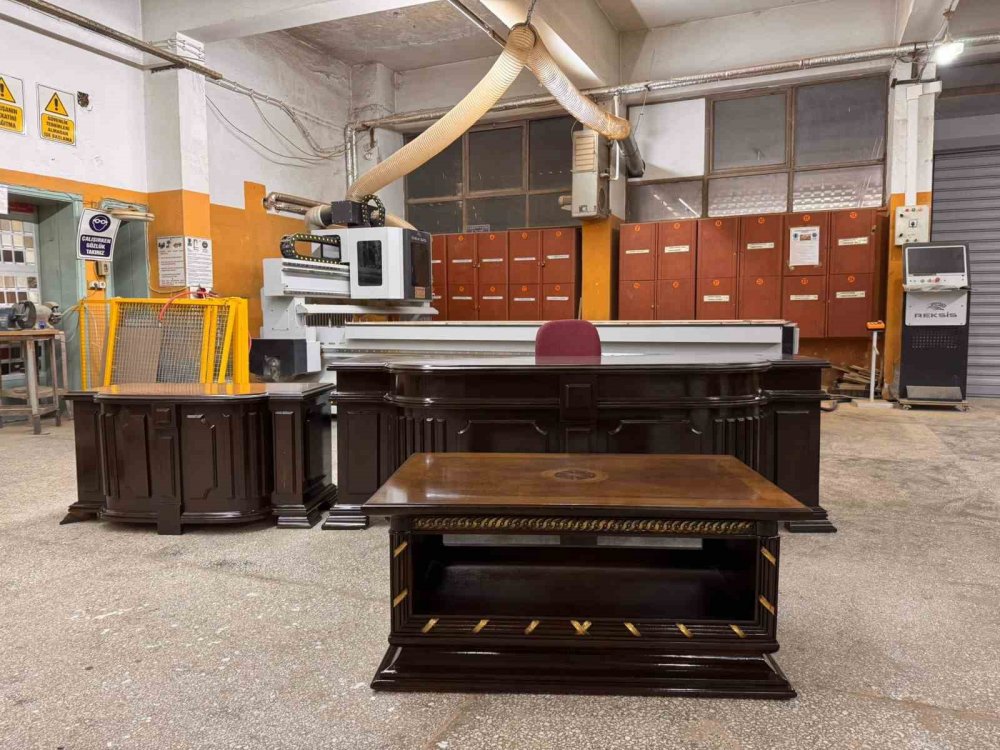 Süper Vali Yazıcıoğlu’nun Makam Masası, Öğrenciler Tarafından Restore Edildi