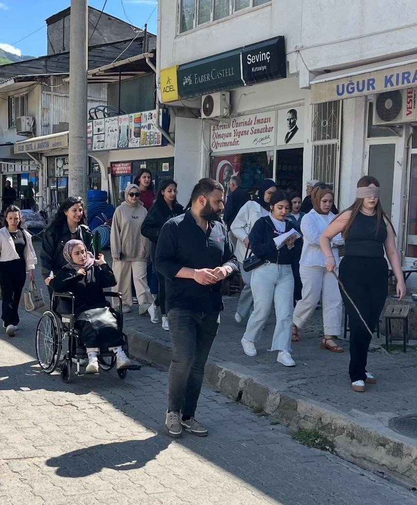 Artvin’de Öğrenciler Engelli Bireylerin Yaşamına Dokundu