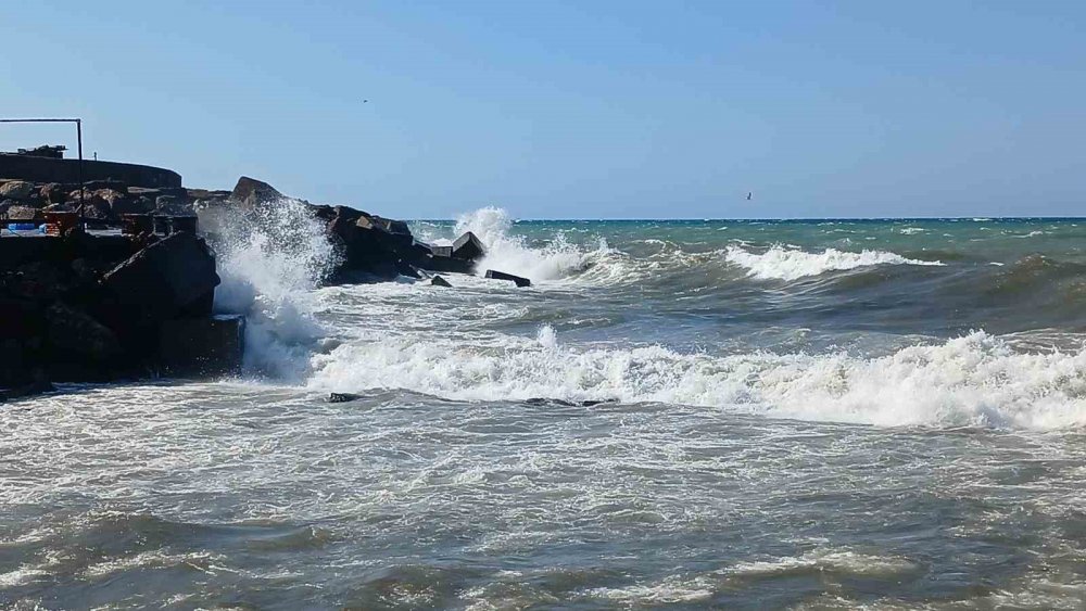 Karadeniz’de Poyraz Alarmı: 4 Metrelik Dalgalar Oluştu
