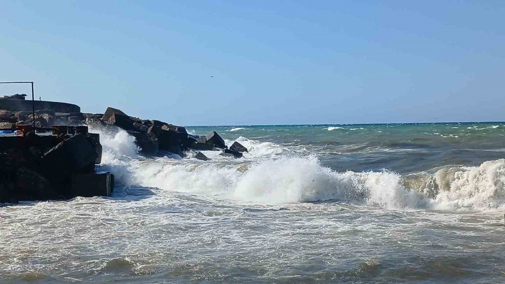 Karadeniz’de Poyraz Alarmı: 4 Metrelik Dalgalar Oluştu