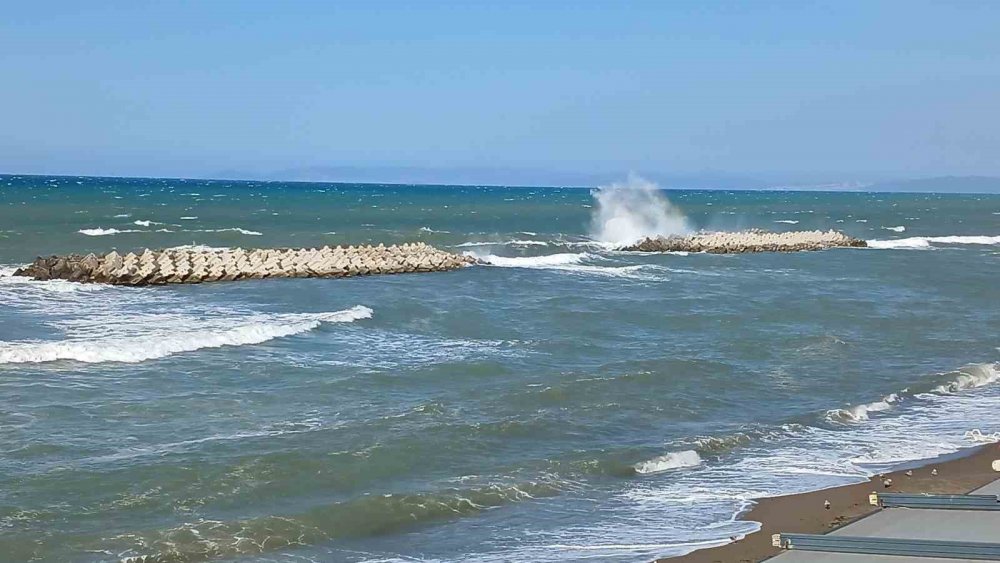 Karadeniz’de Poyraz Alarmı: 4 Metrelik Dalgalar Oluştu