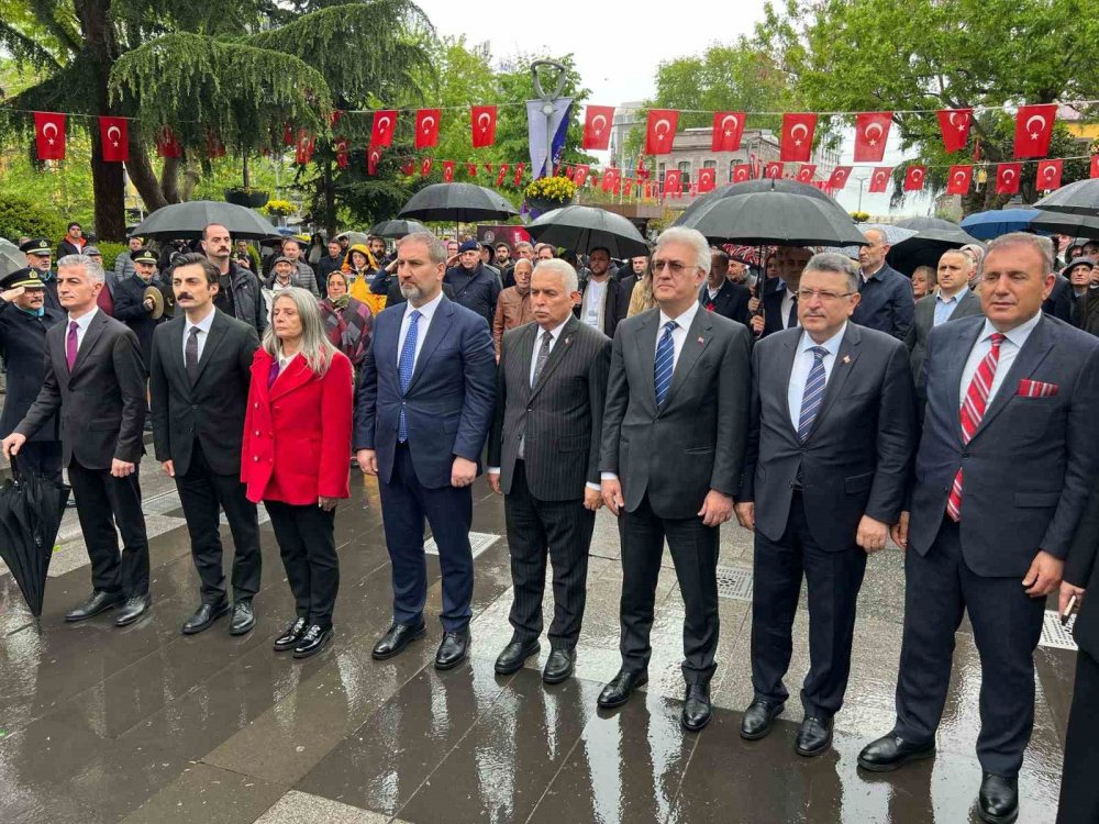 25. Uluslararası Karadeniz Tiyatro Festivali’nin Açılışı Yağmur Altında Yapıldı