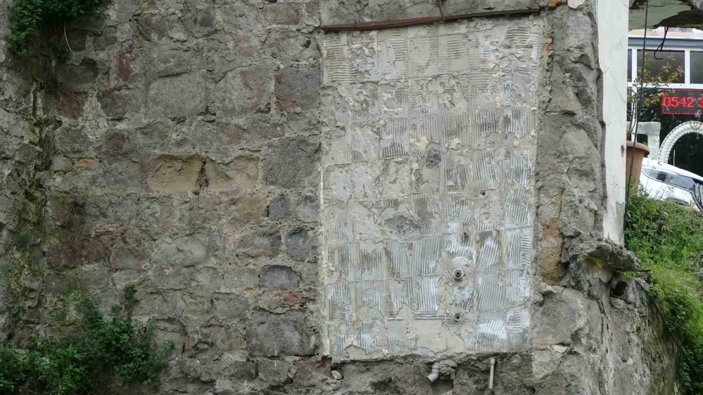 Trabzon’da Tarihi Surlardaki Fayans Kirliliği Temizlendi