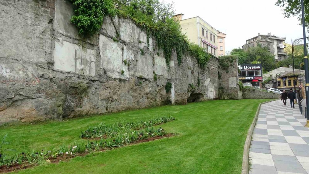 Trabzon’da Tarihi Surlardaki Fayans Kirliliği Temizlendi