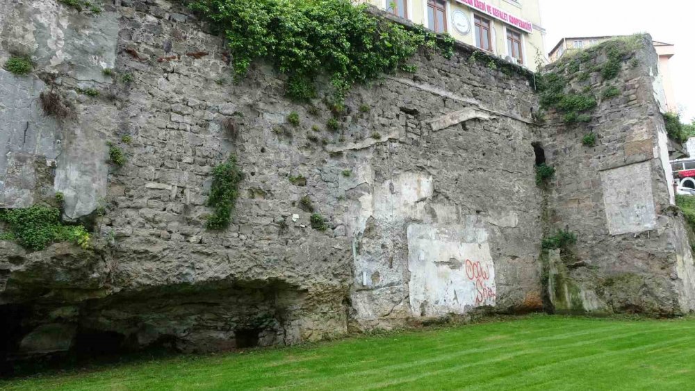 Trabzon’da Tarihi Surlardaki Fayans Kirliliği Temizlendi