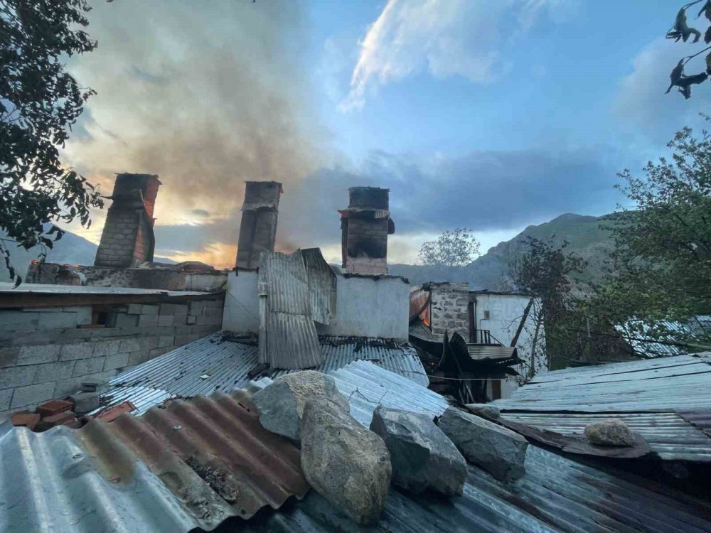Yusufeli’nde İki Katlı Ahşap Evde Çıkan Yangın Evi Küle Çevirdi