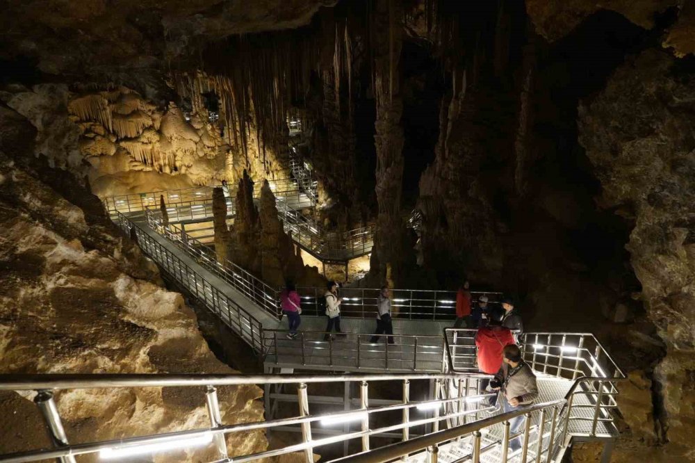 Uzakdoğu’dan Karaca Mağarası’na Geldiler