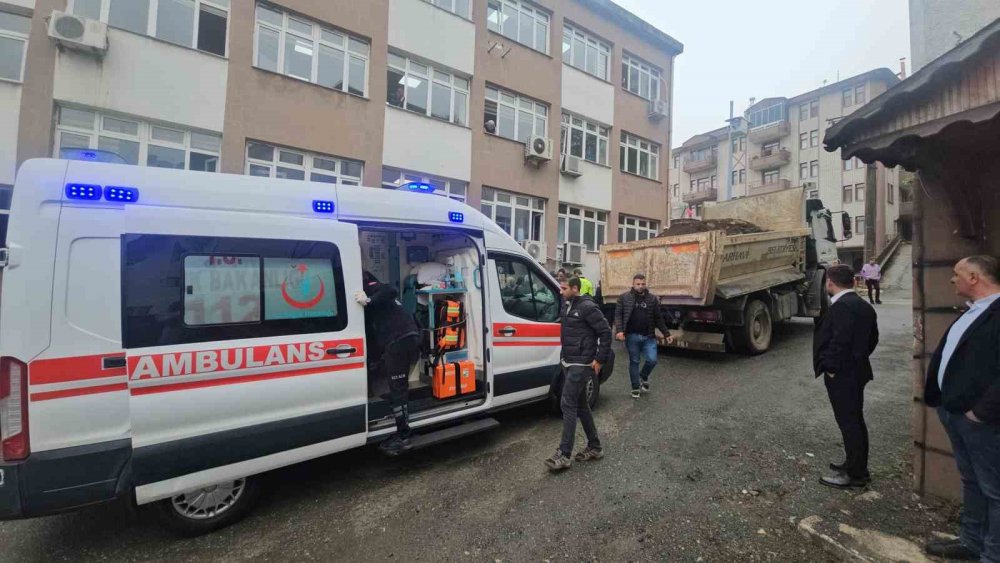 Arhavi’de Freni Boşalan Mazot Yüklü Tanker Kaymakamlık Binasına Çarparak Durabildi