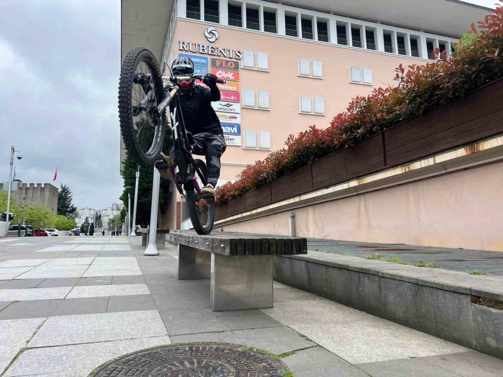Trabzonlu Genç Yetenek Merdivenlerden Bisikleti İle Adeta Uçarak İniyor