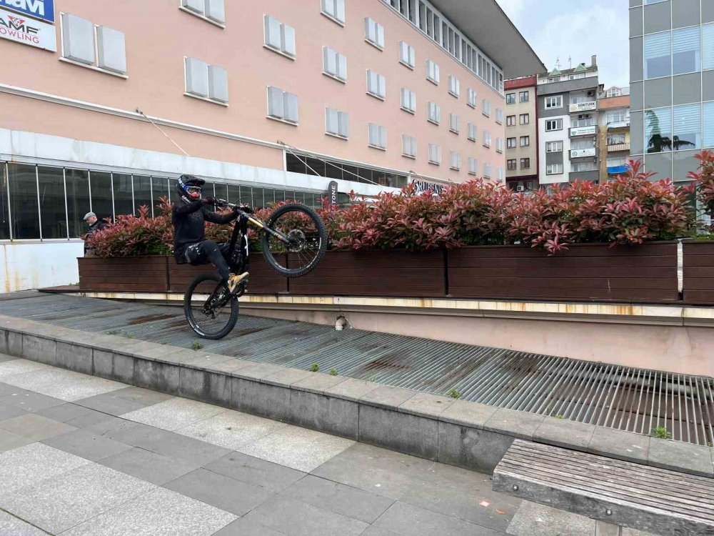 Trabzonlu Genç Yetenek Merdivenlerden Bisikleti İle Adeta Uçarak İniyor